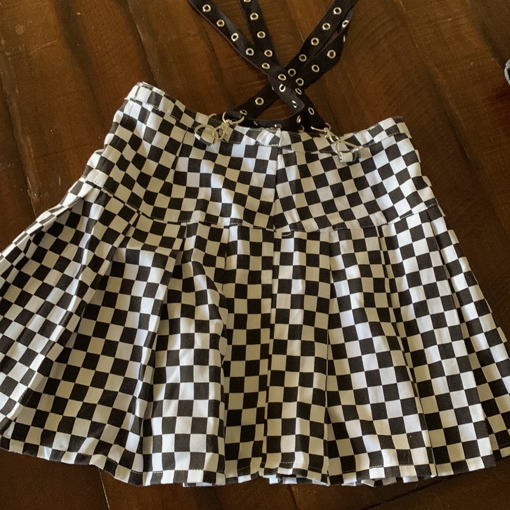 Juniors Women’s Hot Topic White/Black checkered pleated skirt.